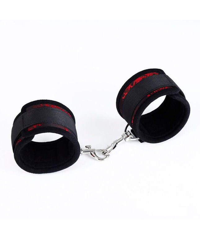 ohmama fetish scandalo manette da polso