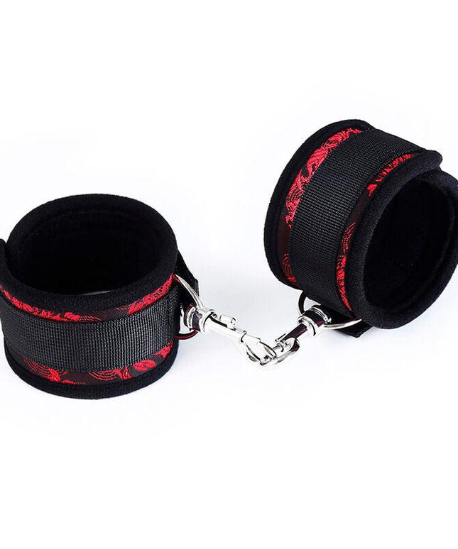 ohmama fetish scandalo manette da polso
