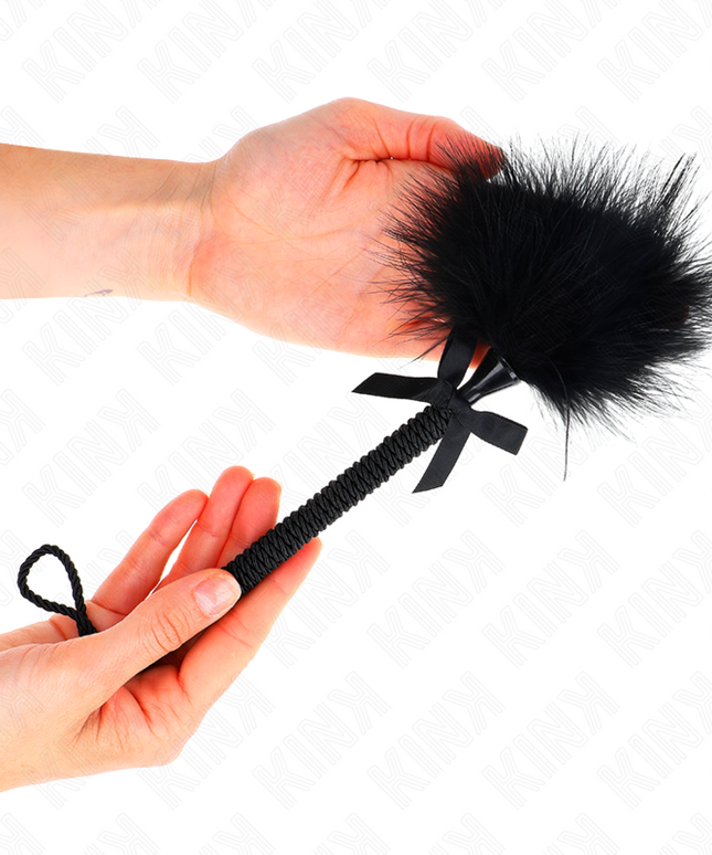 KINK - BACCHETTA IN CORDA DI NYLON CON PIUME TICKLE E FIOCCO NERO 25 CM